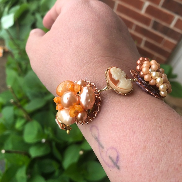 “Peaches and Cream” 🍑🍨 Hand crafted bracelet from repurposed vintage earrings - Picture 7 of 7